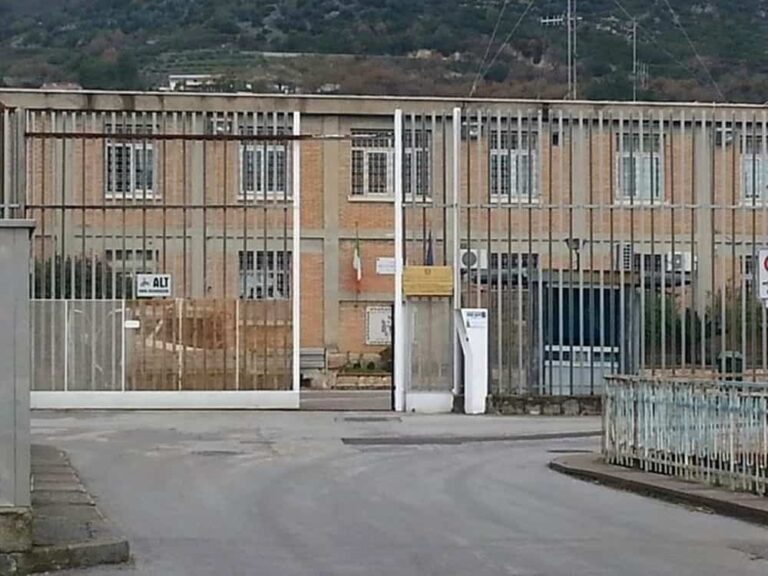 Detenuto uccide il compagno di cella in carcere a Salerno
