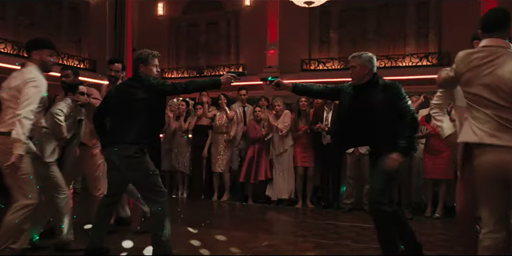 Wolf Lupi Solitari, nell'immagine tratta dal trailer del film sono raffigurati George Clooney e Brad Pitt