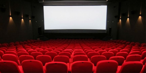 L'immagine dello schermo e delle poltrone di un cinema per raccontare la classifica del box office italiano